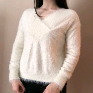 Sweater For Women In Good Condition .