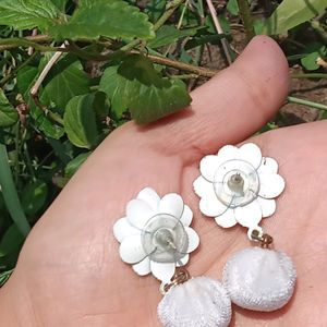 Gorgeous White Flower Earings