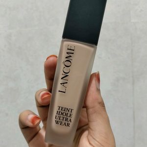 LANCOME Paris Tient Idole Ultra Wear Foundation.