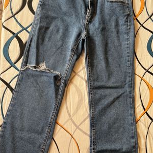 One Side Knee Cut Jean