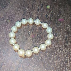 Beautiful Pearl Bracelet With Aesthetic Design