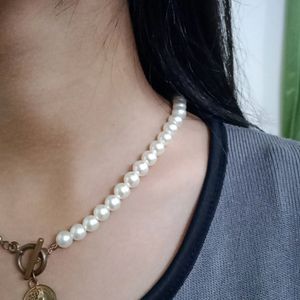 white pearl necklace