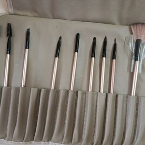 Pack Of 12 Makeup Brushes & 2 Beauty Blender.