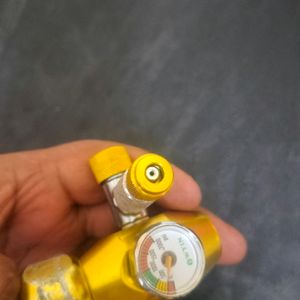 CO2 Regulator With Bubble Counter