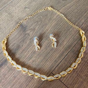 Golden Jewellery Set With Earrings