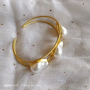 Artificial baroque pearl's Handcuff