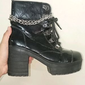 Chain Detailed Boots