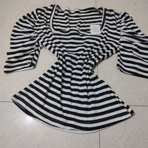 New Black And White Puffed Sleeve Top