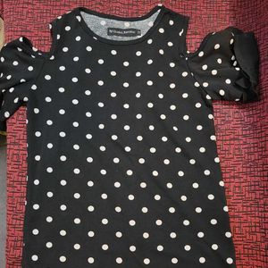 💥🌼 Lovely Dotted Black Top Size 32