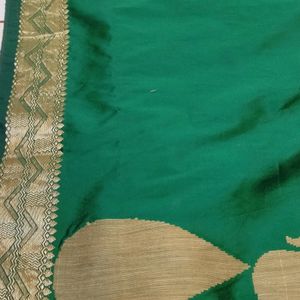 ✨Elegant Bottle Green Saree With Golden Designs