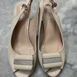 Nude beige heel with rhinestone