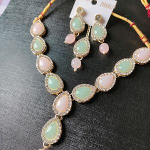 Kundan Necklace Set With Earings And Maangtika