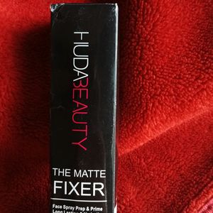 Huda Beauty The Matte Fixer