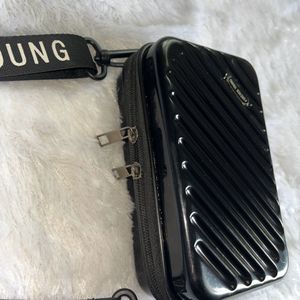 FOREVER YOUNG SLING BAG