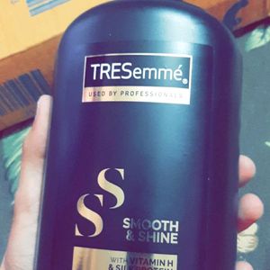 TRESemme Smooth & Shine Shampoo 1 L, With Vitamin H & Silk Proteins For Silky Smooth Hair - Moisturises Dry & Frizzy Hair, For Men & Women