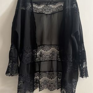 BLACK LACED SHRUG