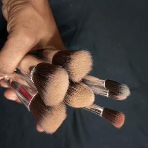 8 Makeup Brushes