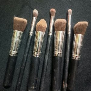 8 Makeup Brushes