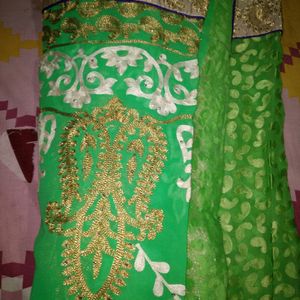 Woman Saree Color Green And Red क्रीम