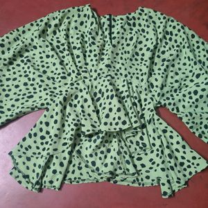 Green cheetah print V neck peplum top 🐆💚