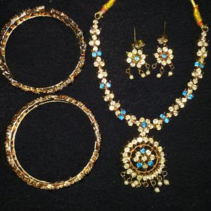 JEWELLERY SET WITH BANGLES