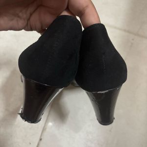 Woodlands Black Pointed Heels 👠