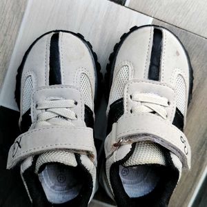 👟 Sports Shoes With Velcro Closure