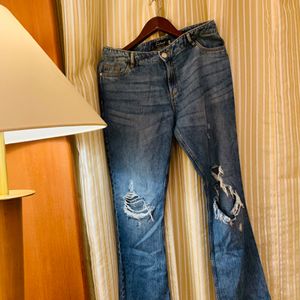 Ripped High Waist Blue Jeans With H&M T-shirt