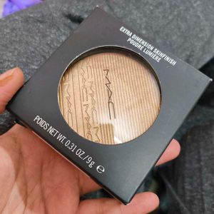 M.A.C Highlighter In Shade Oh, Darling