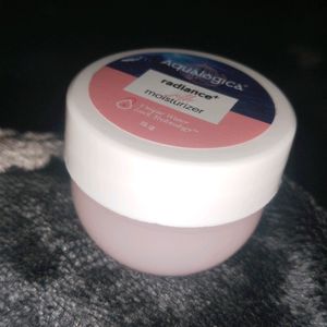 Aqualogica radiance moisturizer