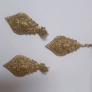 Set Of 2 Diamond Shape Earrings And Maangtika