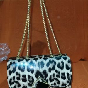 BEAUTIFUL ANIMAL PRINT SLING BAG 💕💕💕💕