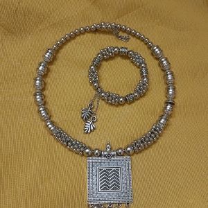 Combo of neckpiece and a bracelet