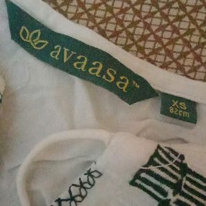 Avaasa White Embroidered Kurti