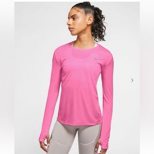 NIKERound-Neck T-shirt with Thumb Hole