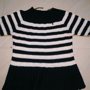 SBlack & White Lining Woolen Top....