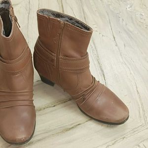 SALE!!!! 🎀 BROWN HEEL ZIP BOOTS 🎀