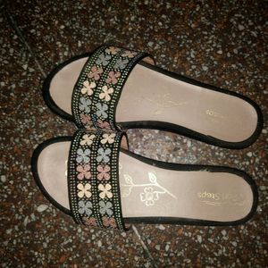 Beautiful sandal With 2 new scrunchies