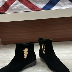 Women Black Velvet Winterwear Boots