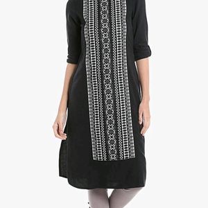 Naari 3 Quarter Sleeves Round Neck Kurti