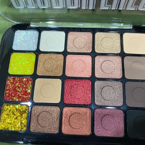 Multicolour eyeshadow palate