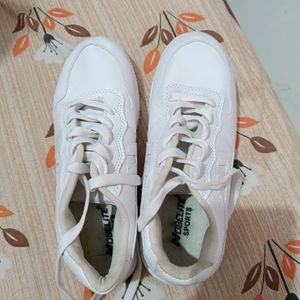 Used Men White Shoe Size 8