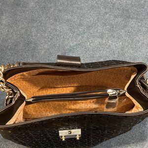 Steal Deal New Guess Handbag