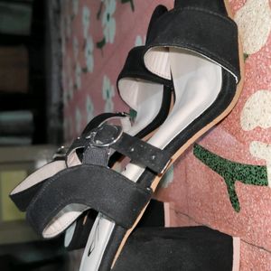 Brand New Classic Black Heels Size UK-4