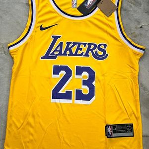 LAKERS YELLOW BASKETBALL JERSEY 23 SIZE M (40)