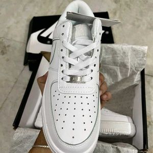 NIKE AIR FORCE 1 TRIPLE WHITE UK 7 (41)