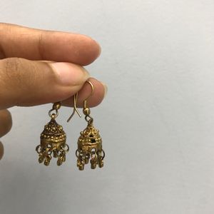 beautiful gold coloured earrings
