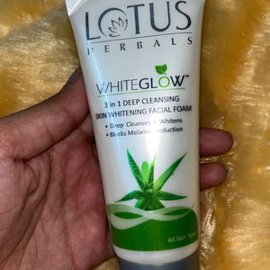 Lotus Herbals Whiteglow 3 In 1 Face Wash