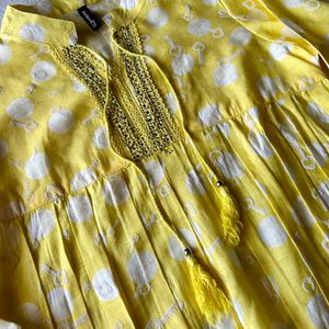 🌼Lemon yellow Top - S (34”)- New