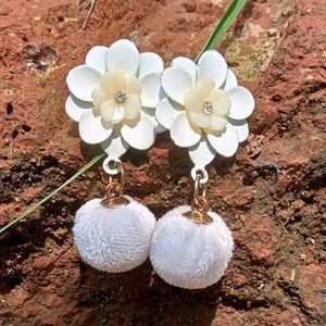 Gorgeous White Flower Earings